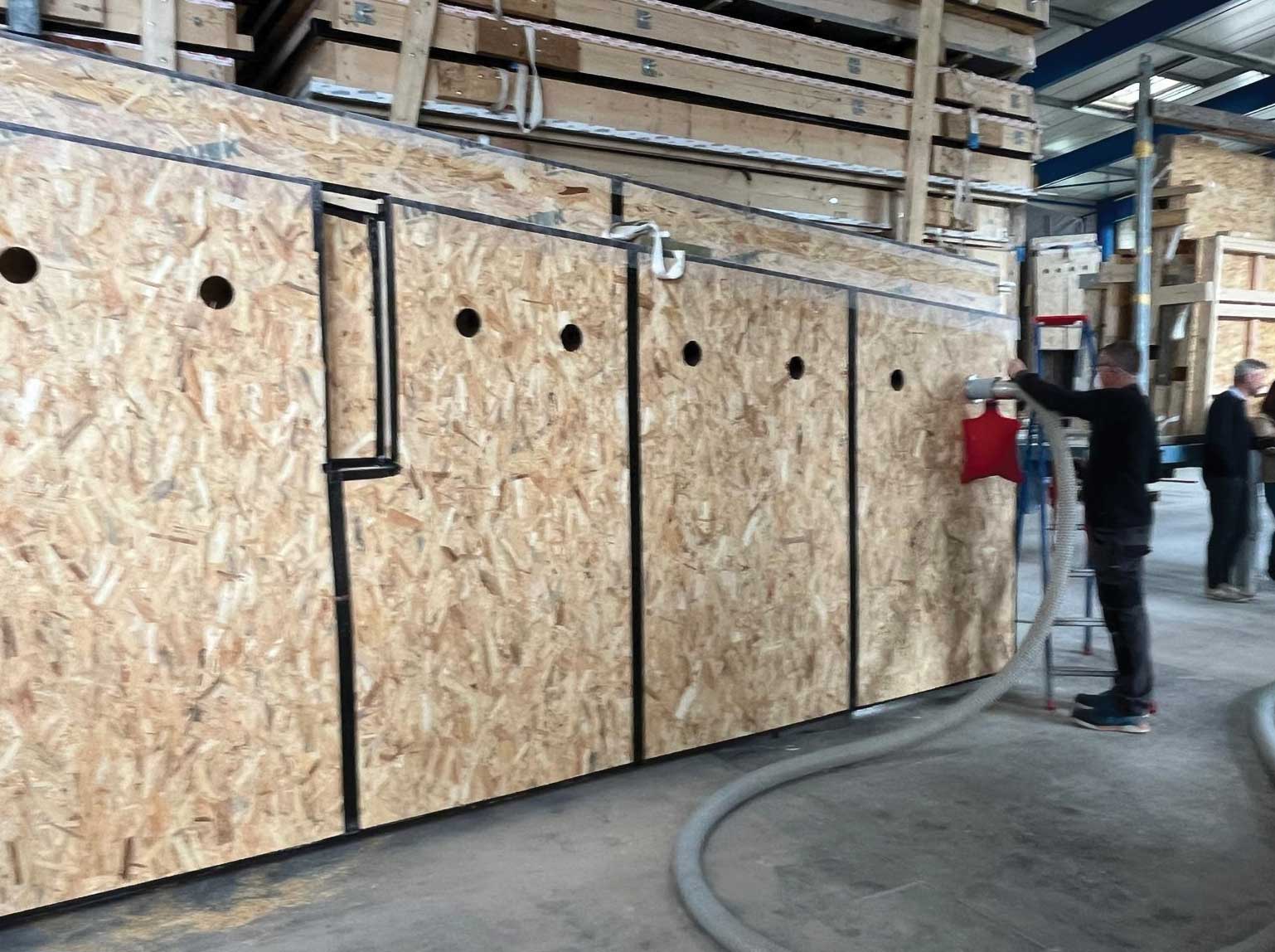 murs-isolés-en-paille-hachée-une-premiere-en-France paille hachée en isolation de mur en bois